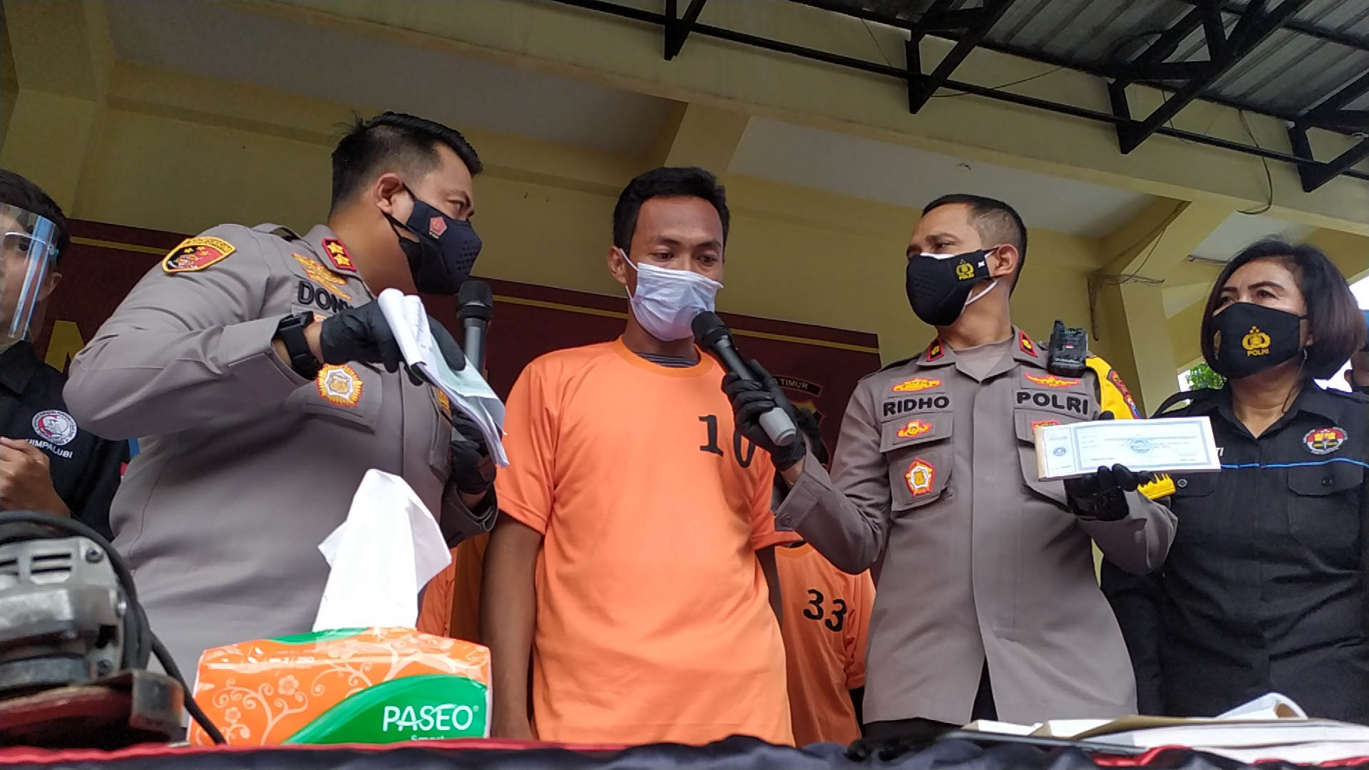 Khoirul Basori 33 tahun (baju tahanan) seoarang preman asal Dusun Sukorejo RT 02 RW 03 Desa Lolawang, Kecamatan Ngoro saat dihadirkan dalam konferensi pers di Mapolres Mojokerto.(Deni Lukmantara/Ngopibareng)