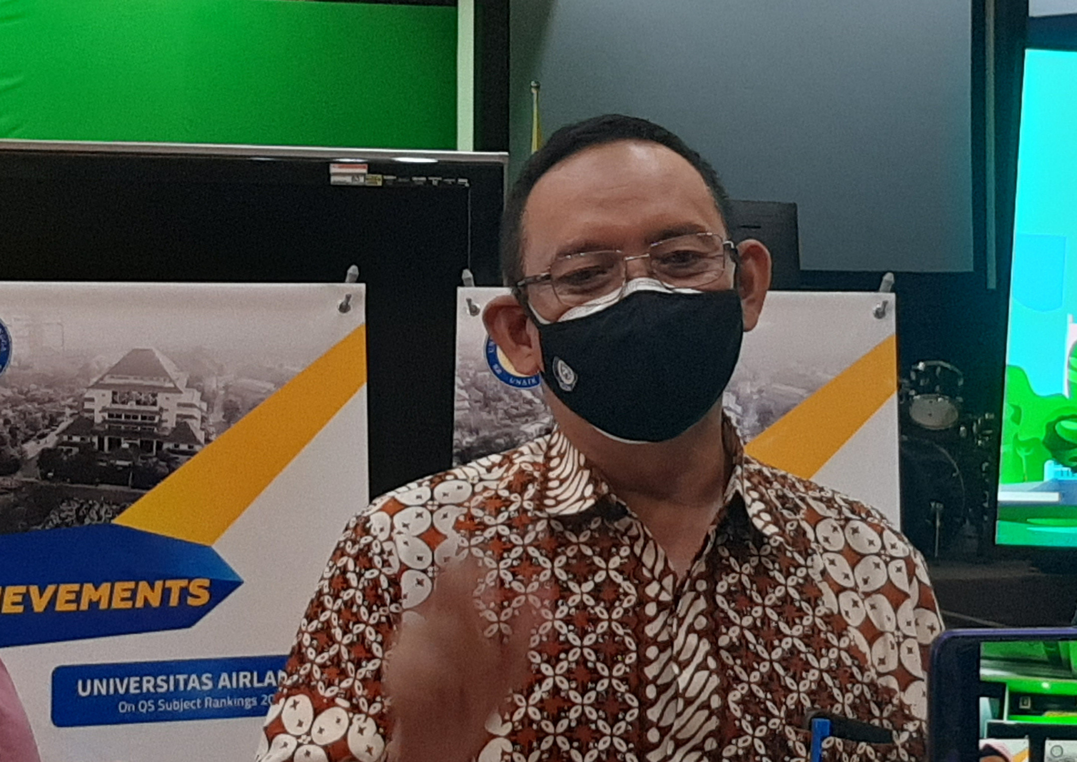 Rektor Unair, Prof Dr Mohammad Nasih, SE, MT, Ak menyampaikan hasil identifikasi 40 sampel dari Bangkalan, Madura. (Foto: Pita Sari/Ngopibareng.id)