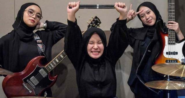 VOB, Voice Of Baceprot,  atau “Suara Berisik,” band tiga cewek berhijab asal Garut yang mendunia. Dari kiri ke kanan, gitaris dan vokalis Firda Marsya Kurnia, drummer Euis Siti Aisah dan bassis Widi Rahmawati, berfoto setelah sesi latihan di Jakarta pada 8 April 2021. (Foto: AFP)