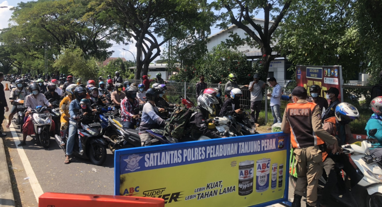 Penyekatan dan tes swab antigen massal di Jembatan Suramadu (Foto: Andhi Dwi/Ngopibareng.id)