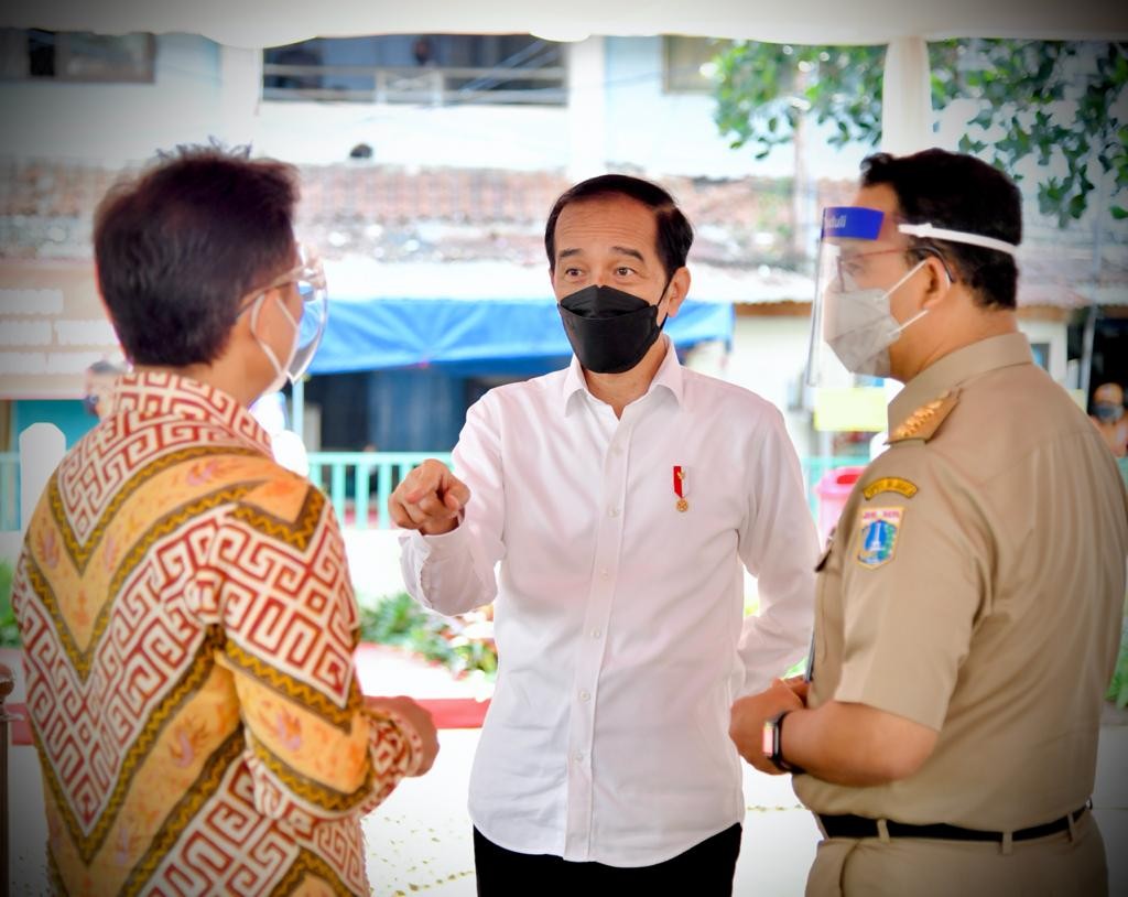 Presiden Jokowi bersama Menkes Budi Gunadi dan Gubernur DKI Jakarta, Anies Baswedan mendiskusikan penganan Covid-19 yang melonjak di ibu kota. (Foto: Setpres)