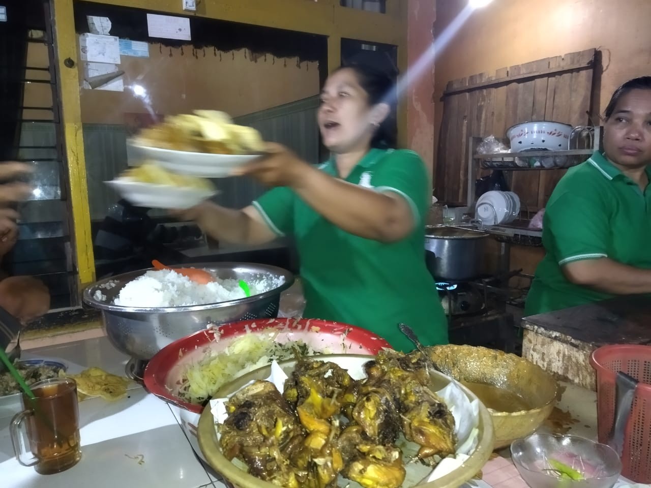 Pecel tumpang Pak Gupoh, kuliner legenda khas Kediri yang terkenal. (Foto: Fendhy Plesmana/Ngopibareng.id)