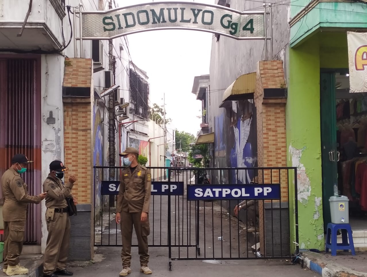 Petugas Satpol PP Kota Mojokerto berjaga di depan gang Sidomulyo Kecamatan Prajuritkulon. (Foto: Demi Lukmantara/Ngopibareng.id)