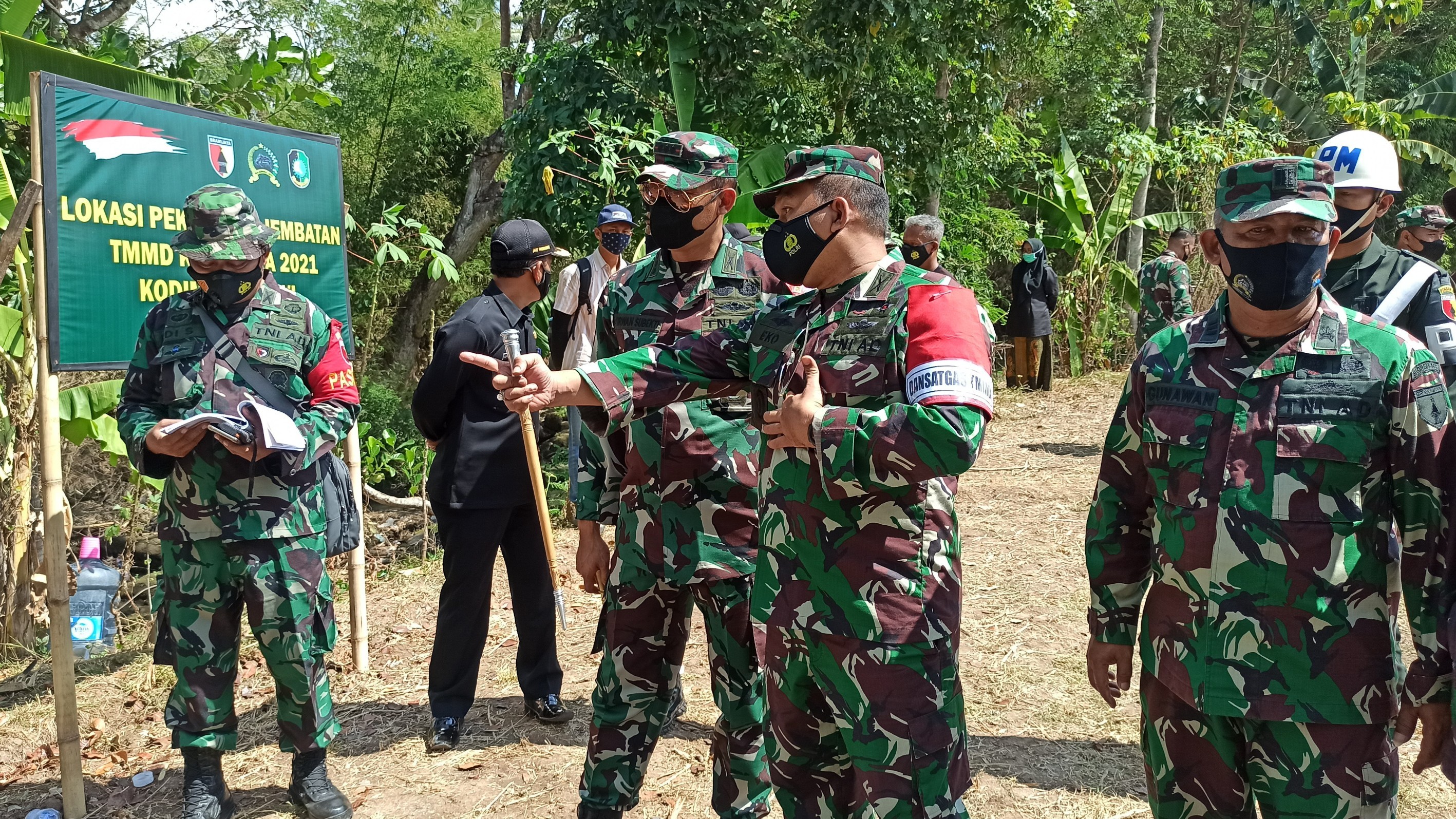 Dandim 0825 Banyuwangi Letkol Infanteri Yuli Eko Purwanto memberikan penjelasan pada Danrem 083 Baladhika Jaya Kolonel Infanteri Irwan Subekti di lokasi TMMD ke-111 Banyuwangi (foto:Muh Hujaini/Ngopibareng.id)