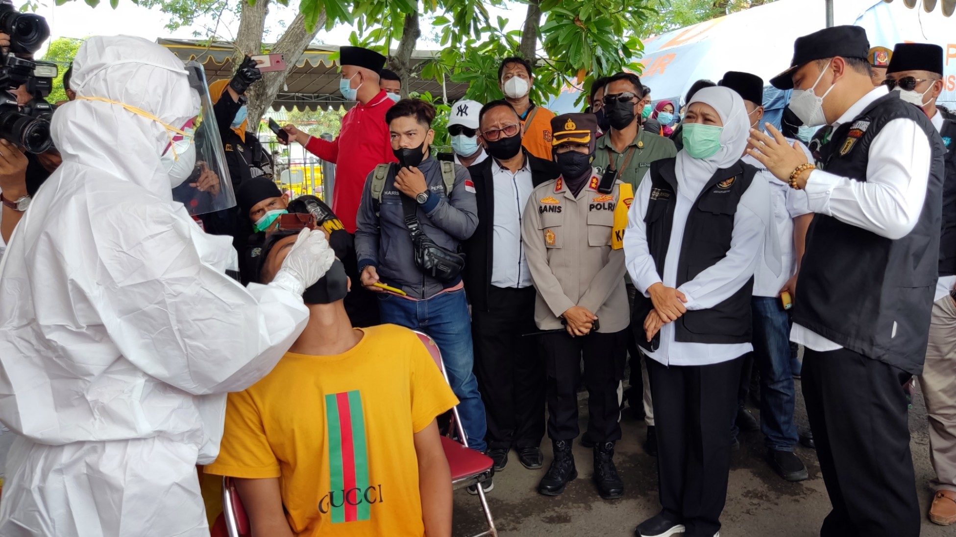 Gubernur Jatim, Khofifah Indar Parawansa didampingi Walikota Surabaya Eri Cahyadi meninjau posko Penyekatan Suramadu, Surabaya, Rabu 16 Juni 2021. (Foto: Fariz Yarbo/Ngopibareng.id)