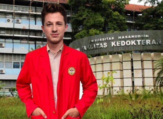 Charlie Puth mengenakan jas alma mater UNHAS (Foto: twitter)