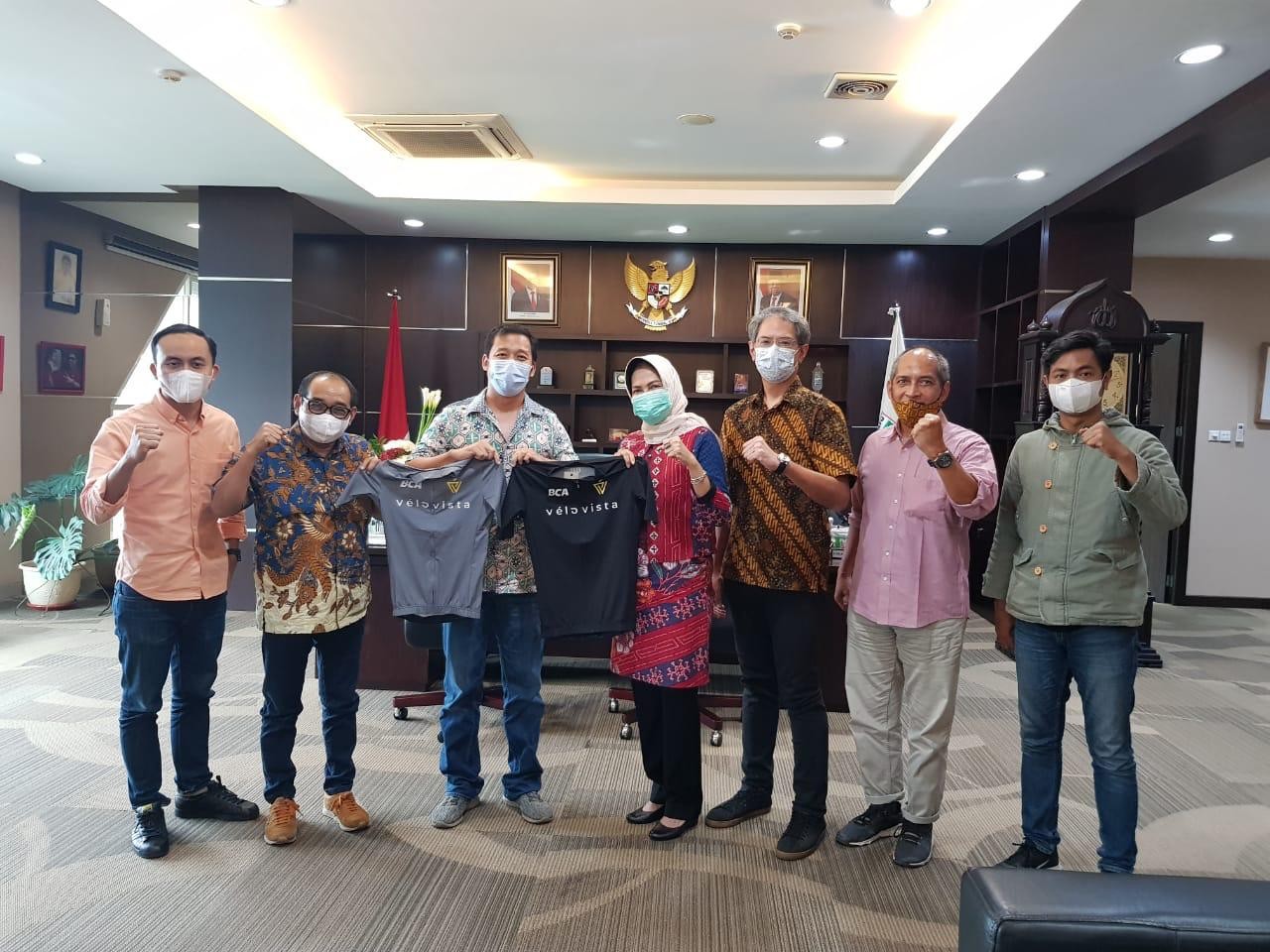 CEO Ngopibareng.id, Arif Afandi (dua dari kiri), Panitia Velo Vista, Cipto Suwarno Kurniawan, dan Walikota Batu, Dewanti Rumpoko (Dok: Ngopibareng.id)