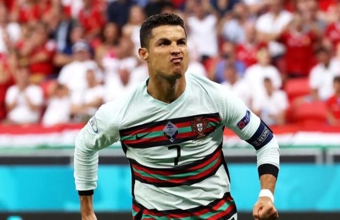 Cristiano Ronaldo catatkan diri sebagai satu-satunya pemain yang bisa cetak gol di 5 Euro berturut. (foto: UEFA)