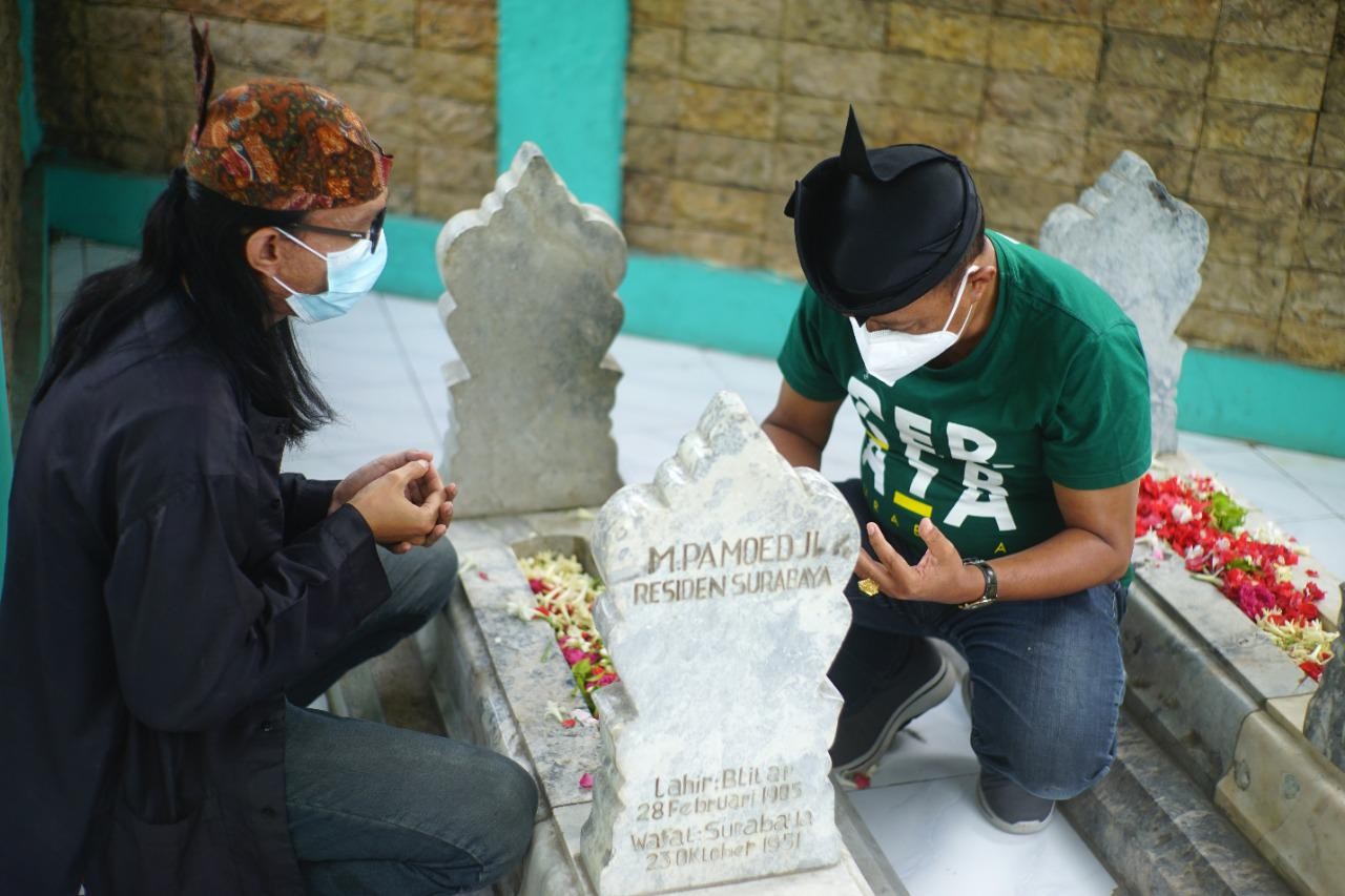 Wawali Armuji ketika berziarah ke makam M. Pamoedji. (foto: Istimewa)