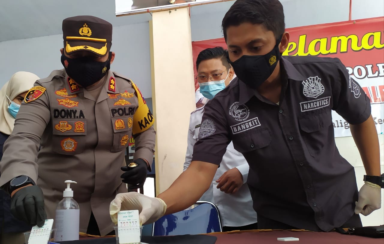 Kapolres Mojokerto AKBP Dony Alexander bersama Kasat Narkoba Polres Mojokerto saat melaunching Kampung Tangguh Bersinar.(Foto: Deni Lukmantara/Ngopibareng)