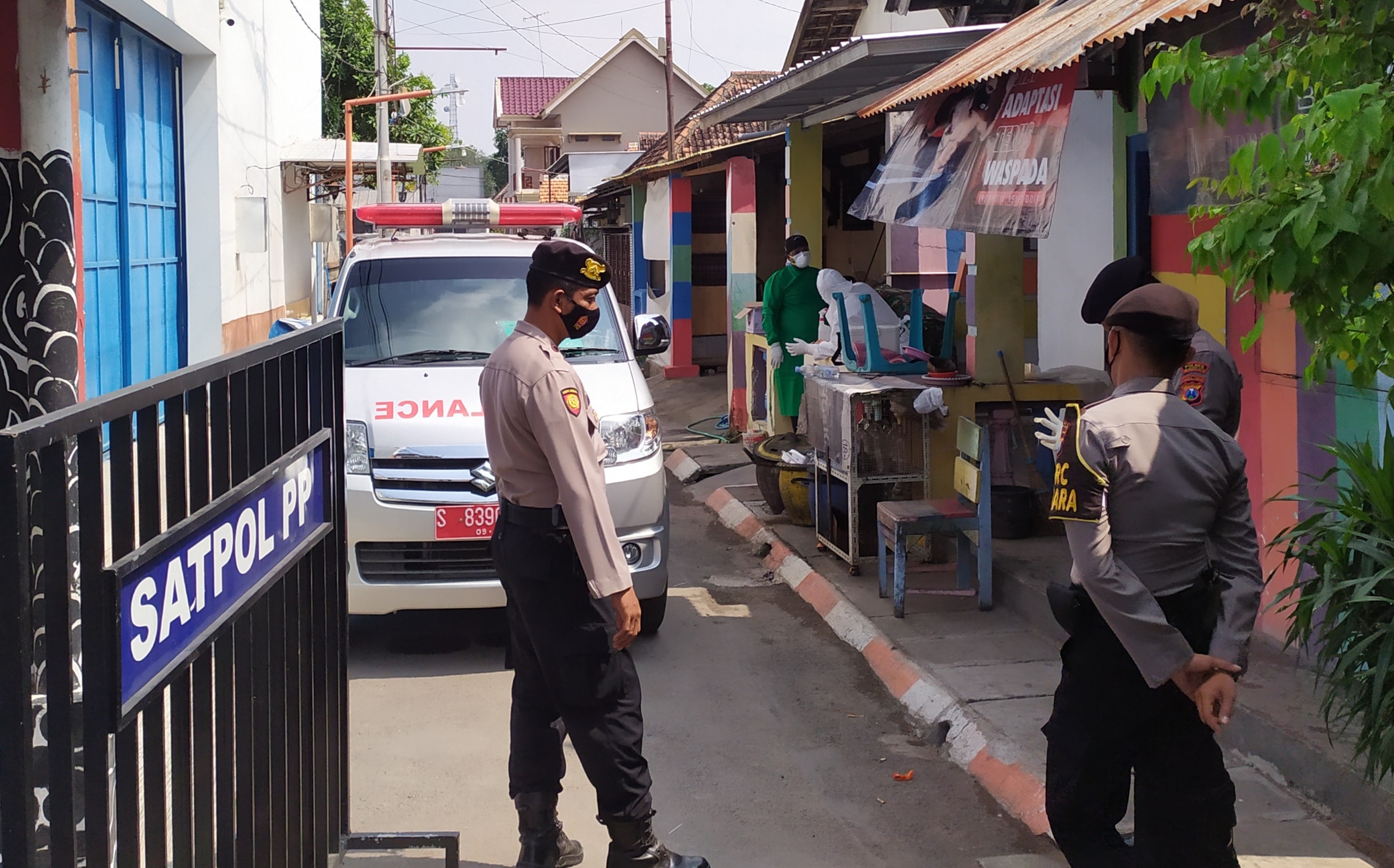 Tim Satgas Covid-19 Kota Mojokerto saat melakukan tracing di Lingkungan Sidomulyo. (Foto: Deni Lukmantara/Ngopibareng.id)