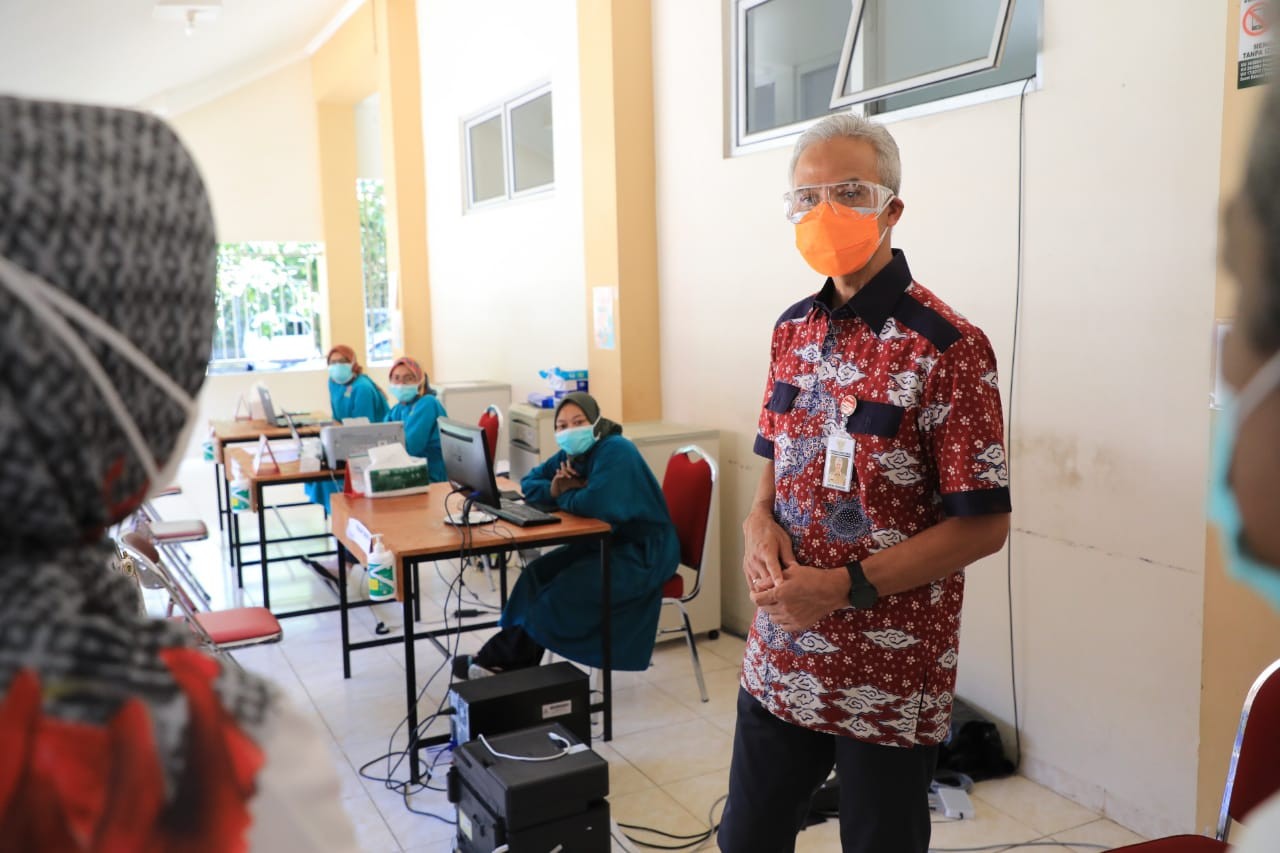 Gubernur Ganjar mengunjungi salah satu tempat isolasi mandiri di Klaten. (Foto" Dok Jateng)