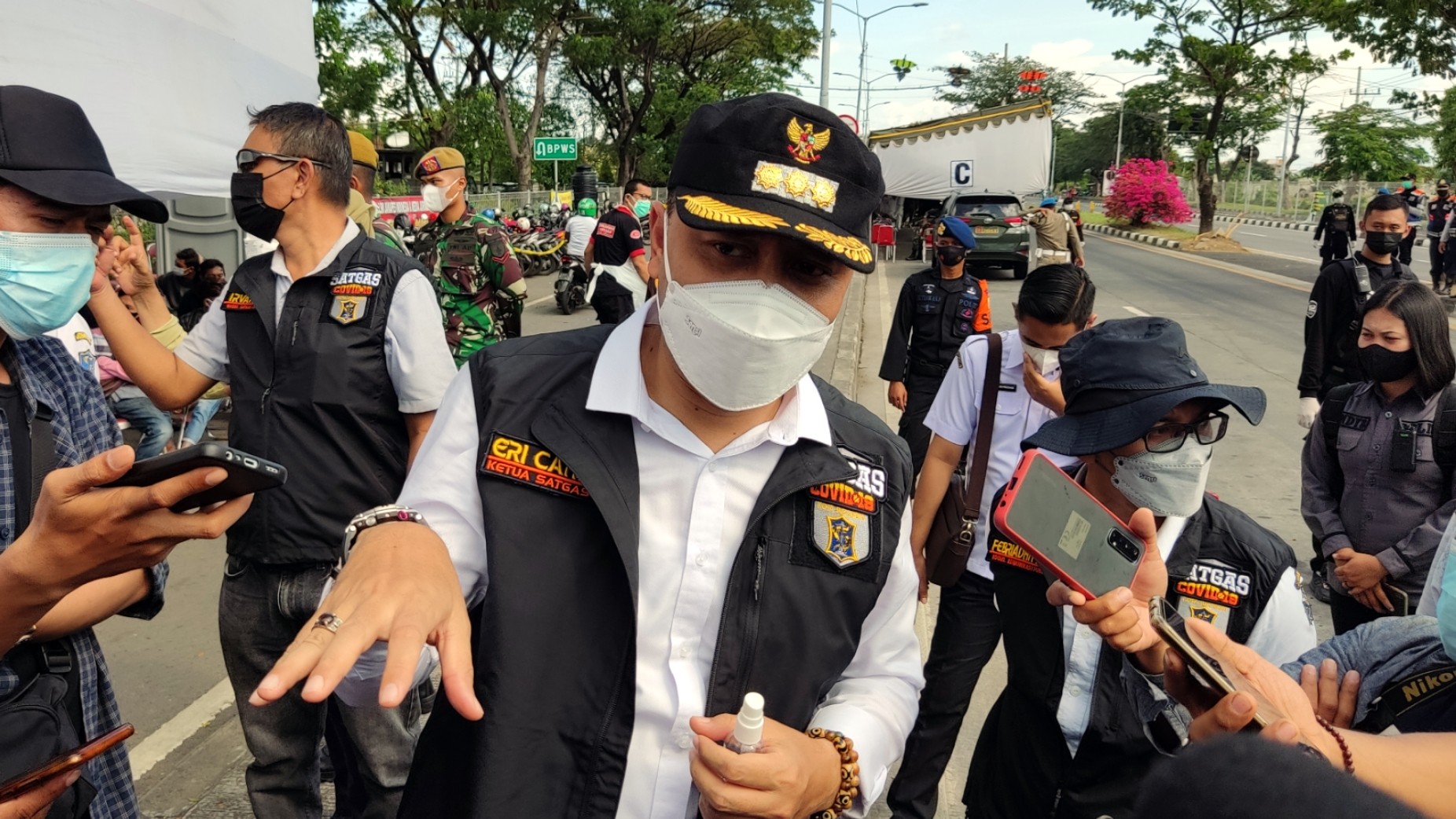 Walikota Surabaya, Eri Cahyadi ketika memberi keterangan pada wartawan di Posko Penyekatan Suramadu, Suramadu, Surabaya, Rabu 16 Juni 2021. (Foto: Fariz Yarbo/Ngopibareng.id)