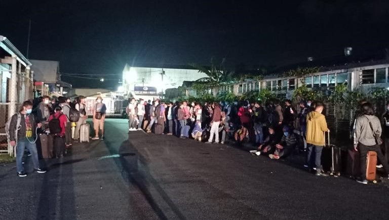 Para ABK WNI yang berhasil direpatriasi oleh KBRI Suva, Fiji, untuk pulang kembali ke Indonesia setelah berlayar cukup lama di lautan.  (Foto: Kemenlu RI)