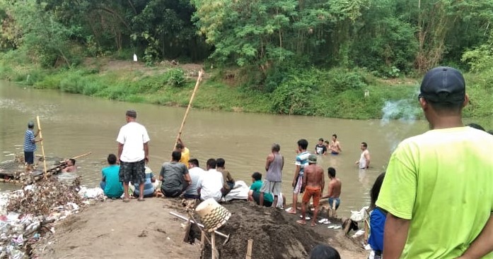 Warga sekitar saat mencari Fadil, bocah berusia 4 tahun yang tenggelam di sungai. (Foto: Ikhsan Mahmudi/Ngopibareng.id)