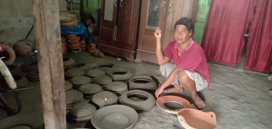 Enang Sulastri, 45, perajin gerabah asal Dusun Mambang, Desa Tondowulan, Kecamatan Plandaan, Kabupaten Jombang. (Foto: Istimewa)