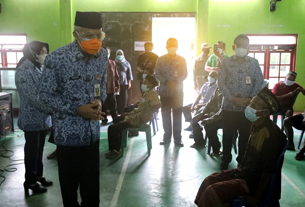 Gubernur Jawa Tengah Ganjar Pranowo saat memantau vaksinasi lansia di Kebupaten Grobogan, Kamis 17 Juni 2021. (Foto: Istimewa)