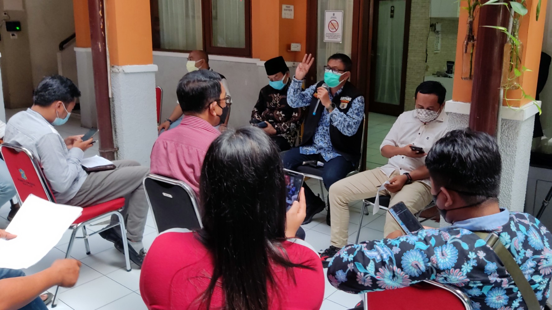 Wakil Sekretaris Satgas Percepatan Penanganan Covid-19 Surabaya, Irvan Widyanto saat menemui GAS Jatim di Gedung Humas Pemkot Surabaya, Kamis 17 Juni 2021. (Foto: Fariz Yarbo/Ngopibareng.id)