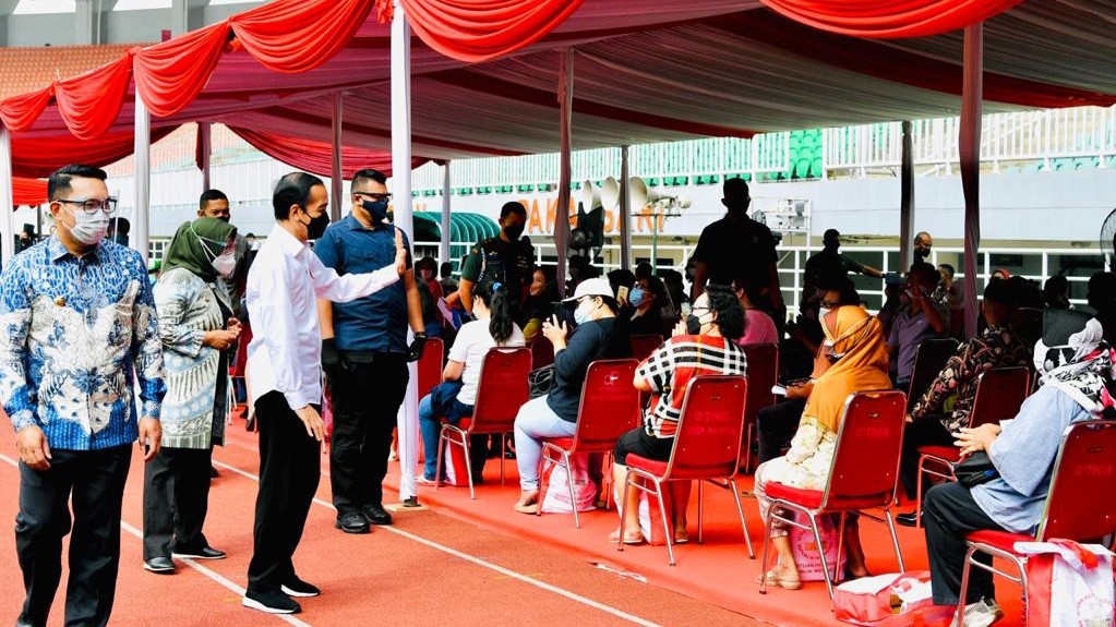 Presiden meninjau vaksinasi di Stadion Pakansari Cibinong (Foto: Setpres)