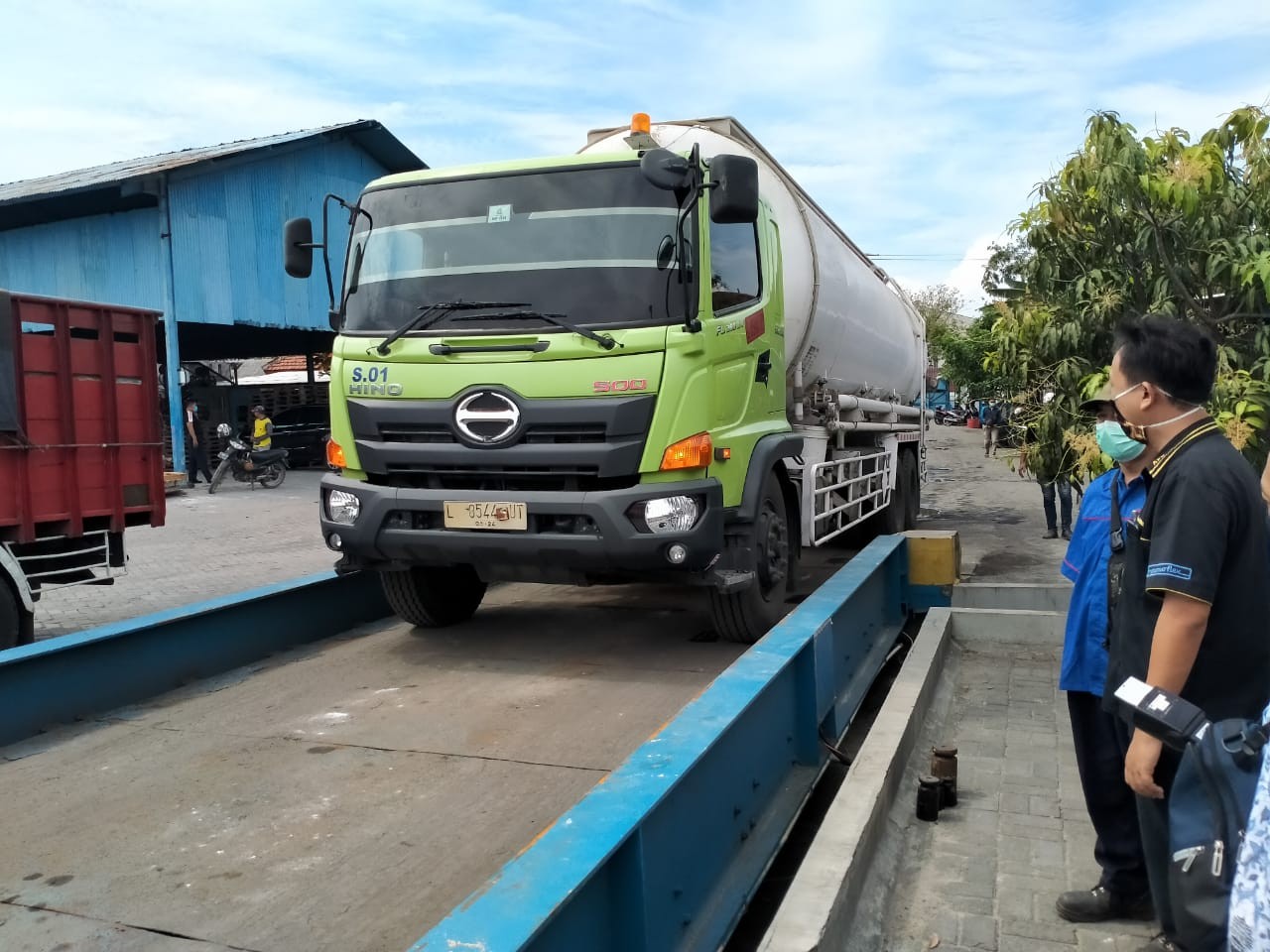 Petugas dari BSML Yogyakarta sedang mengecek jembatan timbang di PT AFU, Kota Probolinggo, Jawa Timur. (Foto: Ikhsan Mahmudi/Ngopibareng.id)