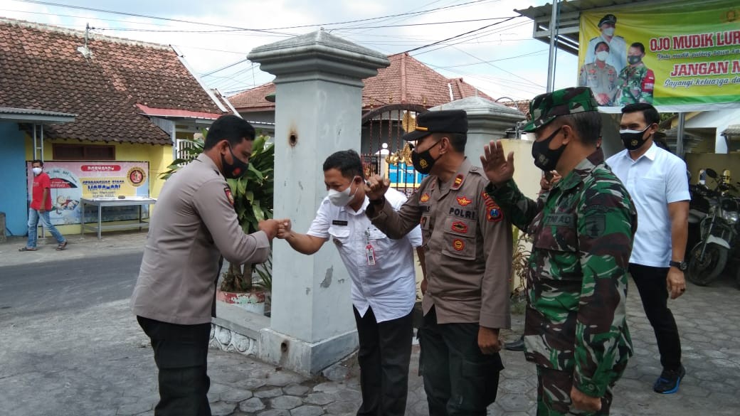 Kapolres Lumajang di sambut Jajaran Forkopimca Kunir (Foto : Istimewa)