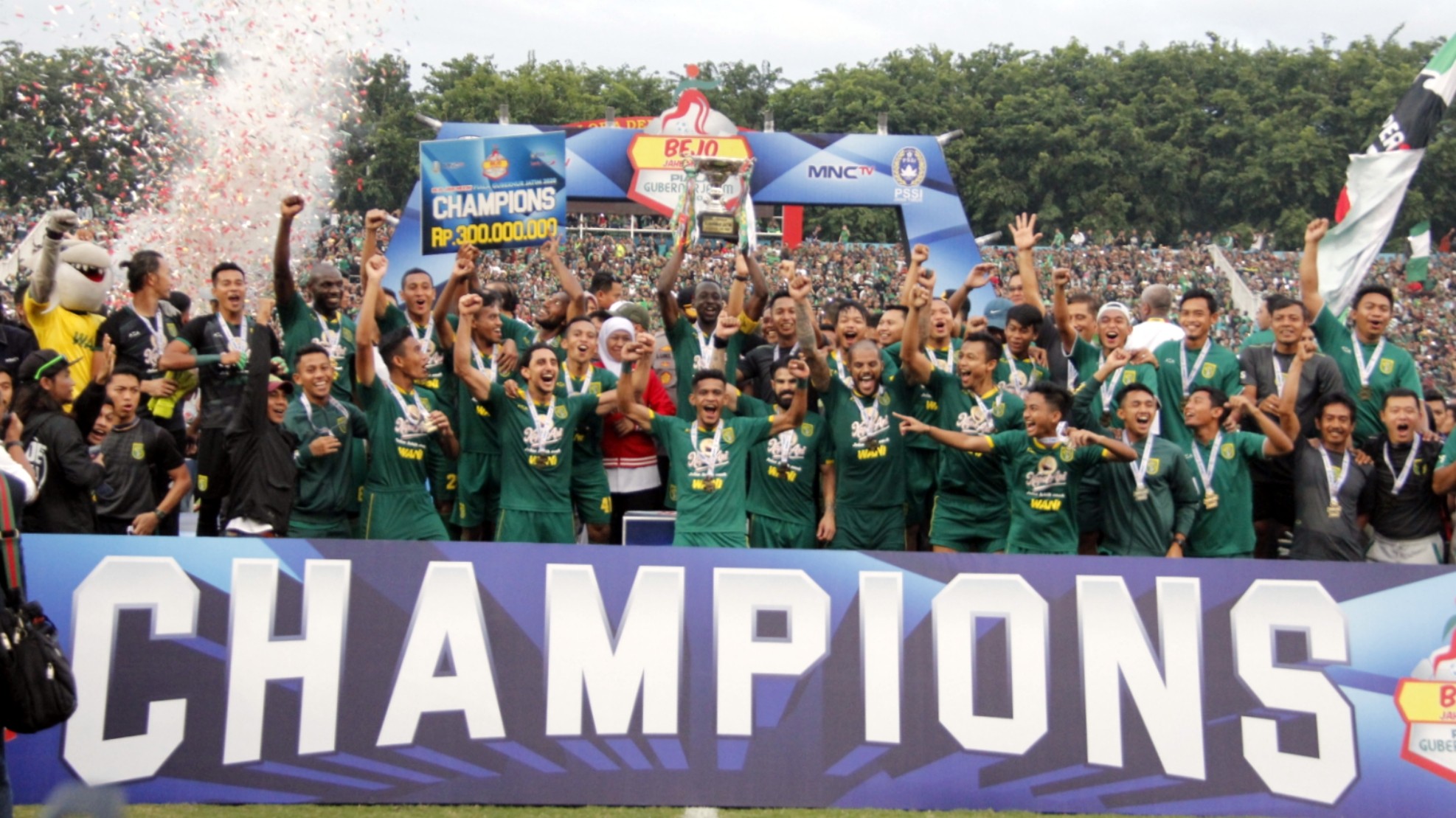 Persebaya saat menjuarai Piala Gubernur Jatim 2020. (Foto: Fariz Yarbo/Ngopibareng.id)