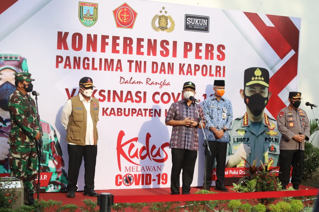 Konferensi pers Panglima TNI Marsekal Hadi Tjahjanto dan Kapolri Jendral Listyo Sigit Prabowo bersama Gubernur Jawa Tengah, Ganjar Pranowo saat sidak Posko PPKM Mikro dan Jogo Tonggo di Kudus, Kamis 17 Juni 2021. (Foto: Istimewa)