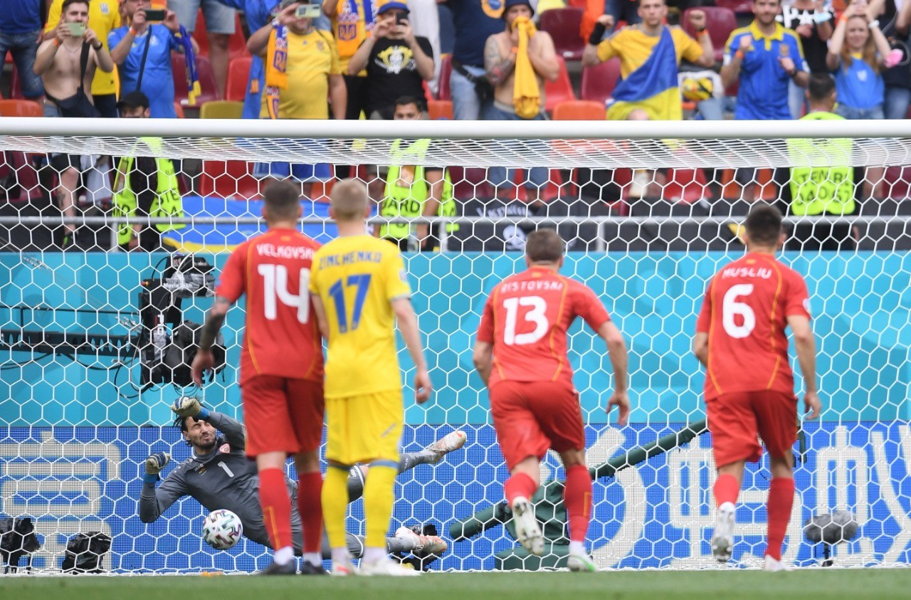 Kiper Makedonia Utara, Dimitrievski berhasil gagalkan tendangan pinalti Ukraina. (Foto: AP Photo)