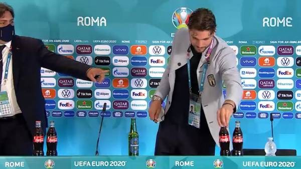 Aksi Manuel Locatelli menyingkirkan botol cola atau soda diduga menyindir Cristiano Ronaldo. (Foto: Istimewa)