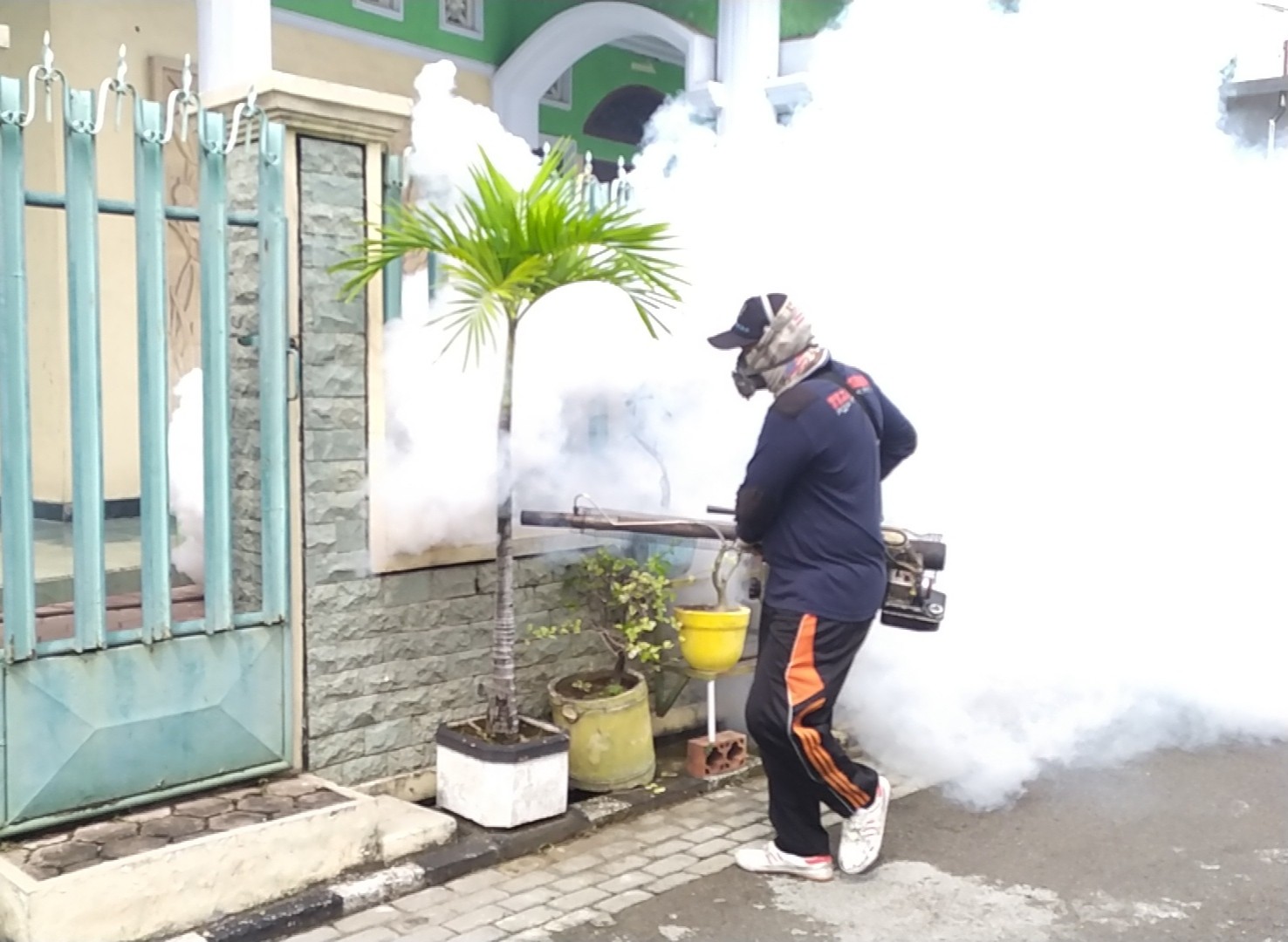 Dinas Kesehatan Kabupaten Mojokerto melakukan fogging di Perumahan Perumda Kecamatan Sooko.(Deni Lukmantara/Ngopibareng)