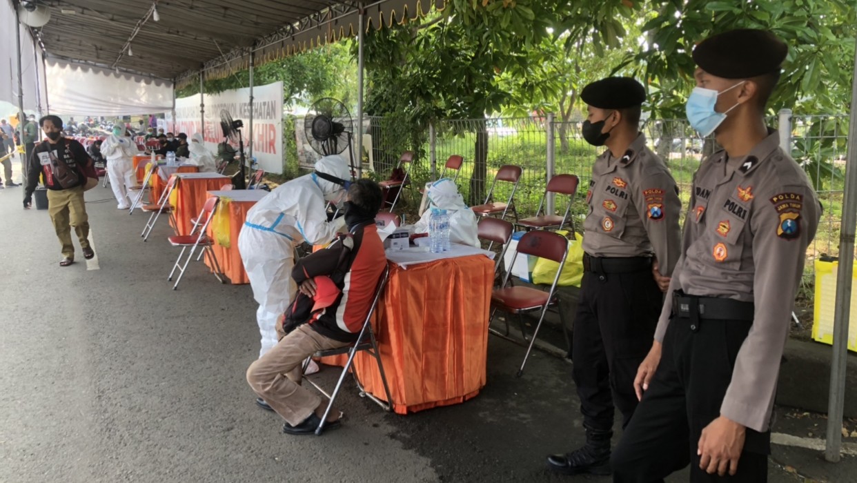 Suasana pos atau posko penyekatan Jembatan Suramadu, Jumat 18 Juni 2021. (Foto: Andhi Dwi/Ngopibareng.id)