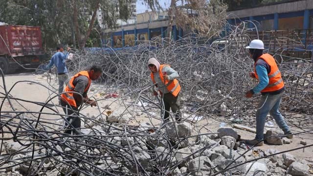 Di Gaza saat ini terdapat 300.000 ton puing-puing bangunan sebagai akibat dari serangan 11 hari Israel. Para pekerja memilah besi beton dari reruntuhan bangunan yang hancur akibat serangan brutal  Israel. (Ashraf Amra/Al Jazeera).