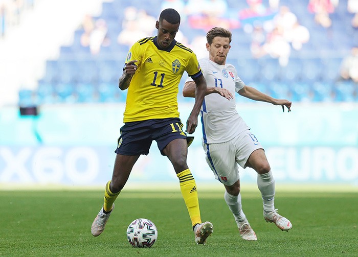 Striker Swedia Alexander Isak dibayangi-bayangi pemain Slovakia. Isak menjadi Man of The Match dalam laga ini. (Foto: AP Photo)