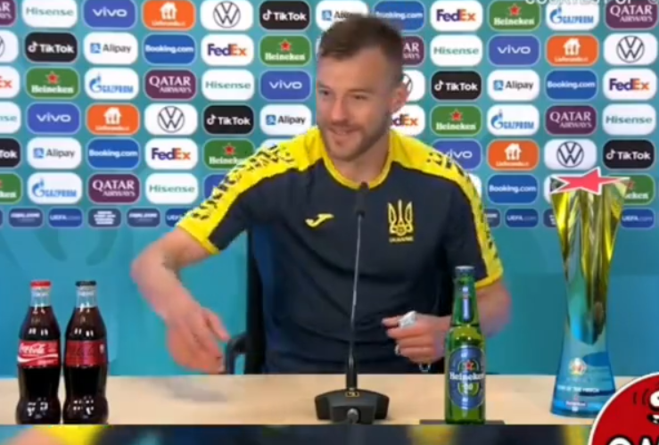 Tangkapan layar Andriy Yarmolenko saat konferensi pers EURO 2020 (Foto: Instagram @omg.indonesia.id)