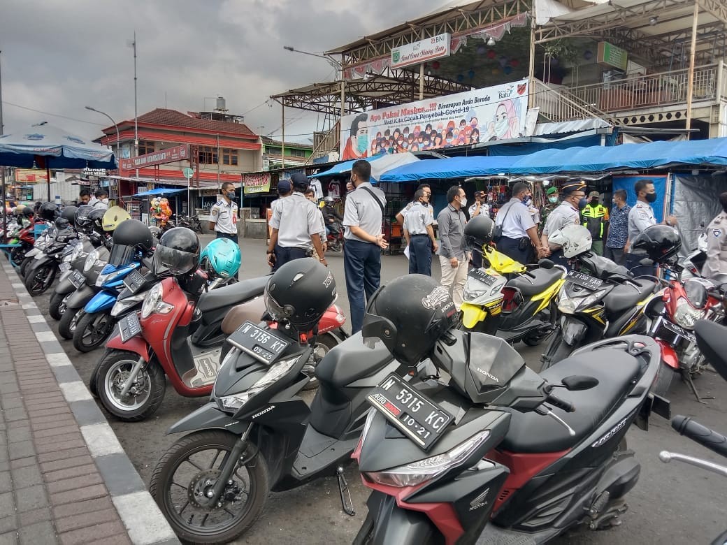 Jajaran Dishub Kota Batu saat mengawasi parkir di Alun-Alun Batu (Foto: Lalu Theo/ngopibareng.id)