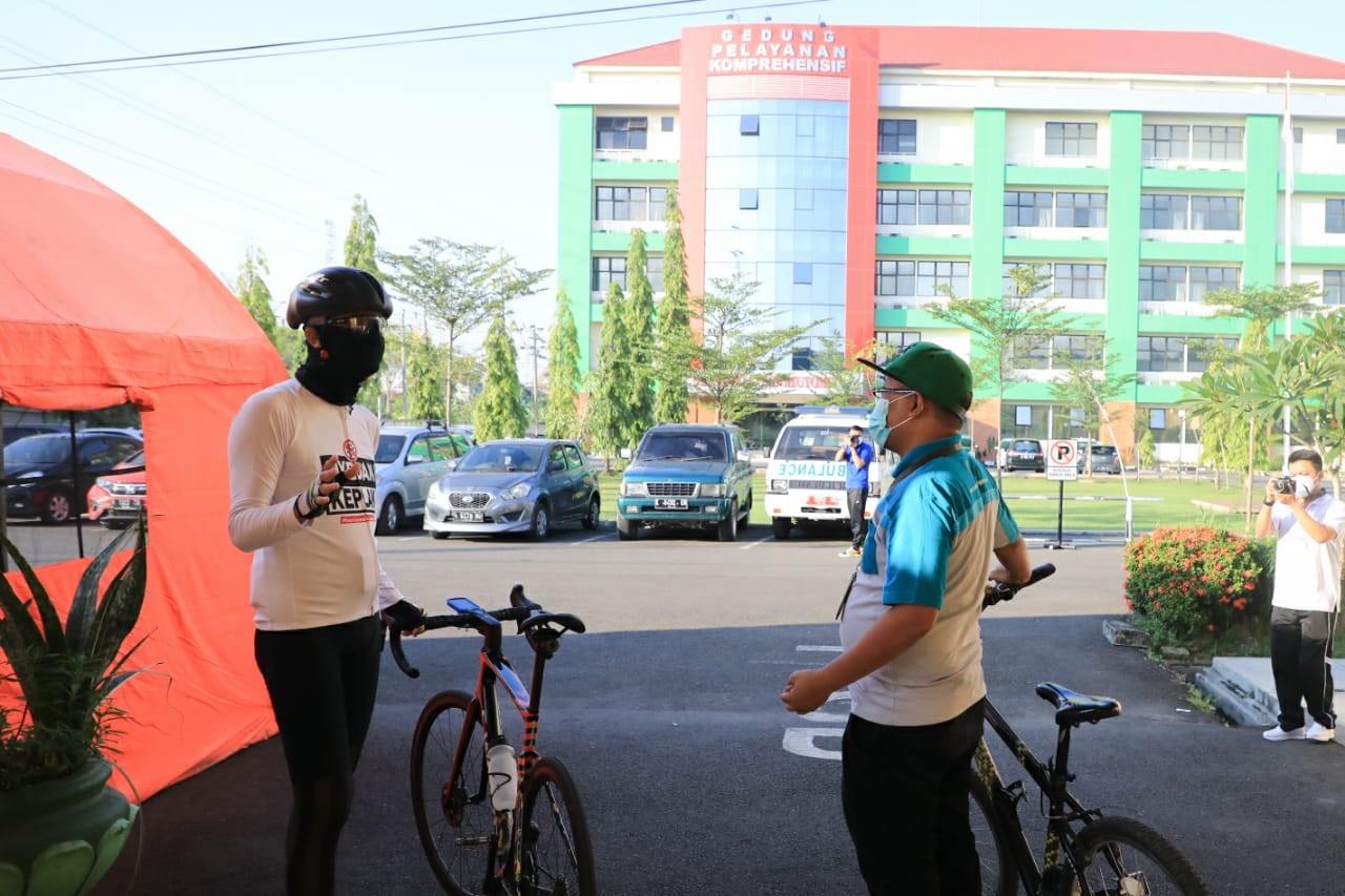 Gubernur Jawa Tengah Ganjar Pranowo gowes sambil tinjau persiapan Rumah Sakit Jiwa Daerah (RSJD) Dr Amino Gondohutomo Semarang sebagai lokasi perawatan pasien Covid-19, pada Jumat 18 Juni 2021. (Foto: Istimewa)