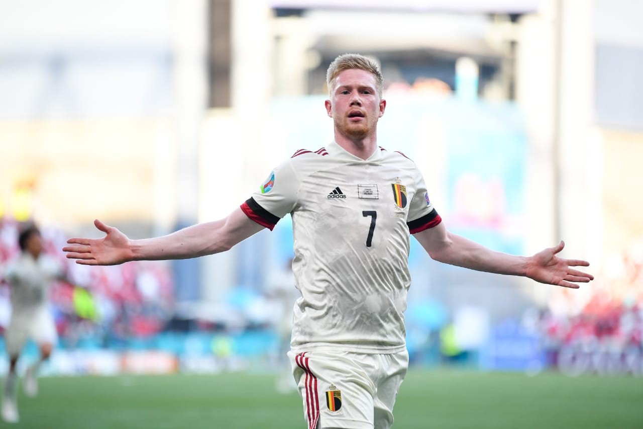 Pemain Belgia, Kevin de Bruyne saat merayakan gol kemenangan ke gawang Denmark (Twitter:@euro2020)