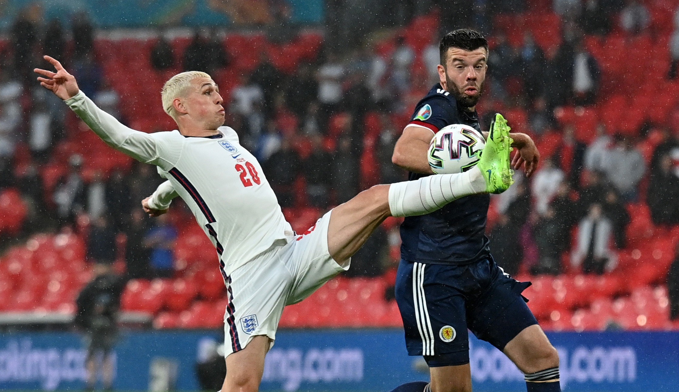 Phil Foden harus bekerja ekstra keras untuk membongkar pertahanan Skotlandia. (Foto: Twitter/@EURO2020)