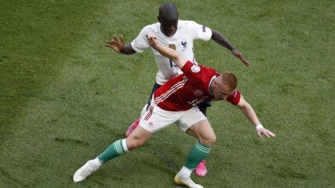 Gelandang Hungaria Laszlo Kleinheisler ditempel ketat gelandang Prancis N'Golo Kante saat laga Gruo F EURO 2020 di Puskas Arena, Budapest. (Foto: AFP)