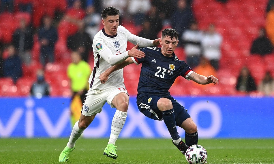 Dua pemain Chelsea, Mason Mount dan Billy Gilmour saling bentrok saat Skotlandia versus Inggris 02. (Foto: Twitter/@EURO2020)