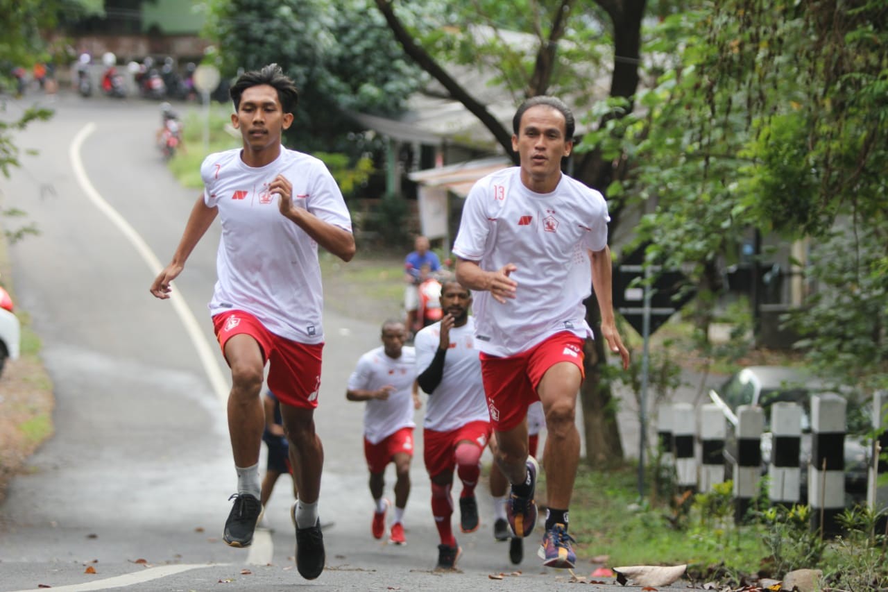 Pemain Persik digenjot latihan fisik di lereng Gunung Klotok. (Foto: Istimewa)