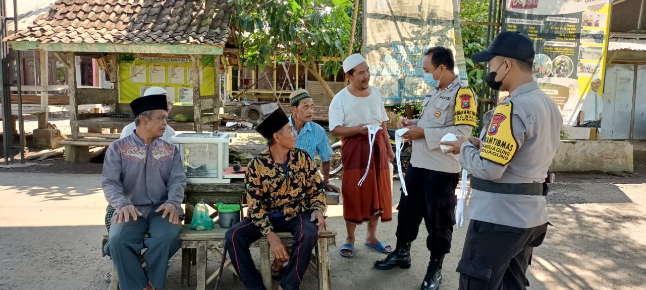 Sosialisasi disiplin prokes oleh anggota Polres Lumajang (Foto : Istimewa)