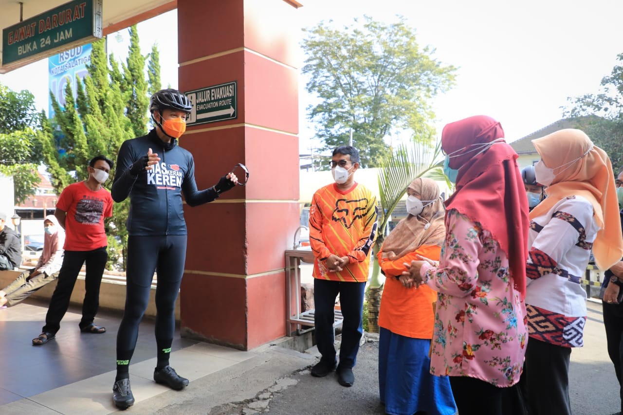 Gubernur Ganjar berbincang dengan pasien isolasi Covid-19 di Salatiga. (Foto: Dok Jateng)