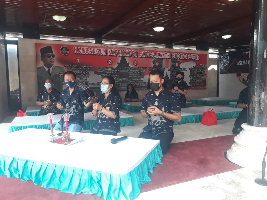 Doa bersama lintas agama di Haul Bung Karno. Agama Konghucu juga membacakan doa untuk Presiden Pertama Soekarno atau Bung Karno, Minggu 20 Juni 2021. (Foto: Choirul Anam/Ngopibareng.id)