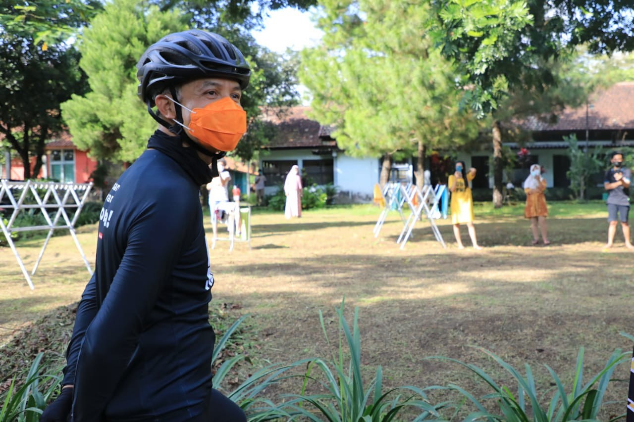 Sambil gowes, Ganjar ingatkan bahaya penularan covid-19 varian baru. (Foto: Dok Jateng)