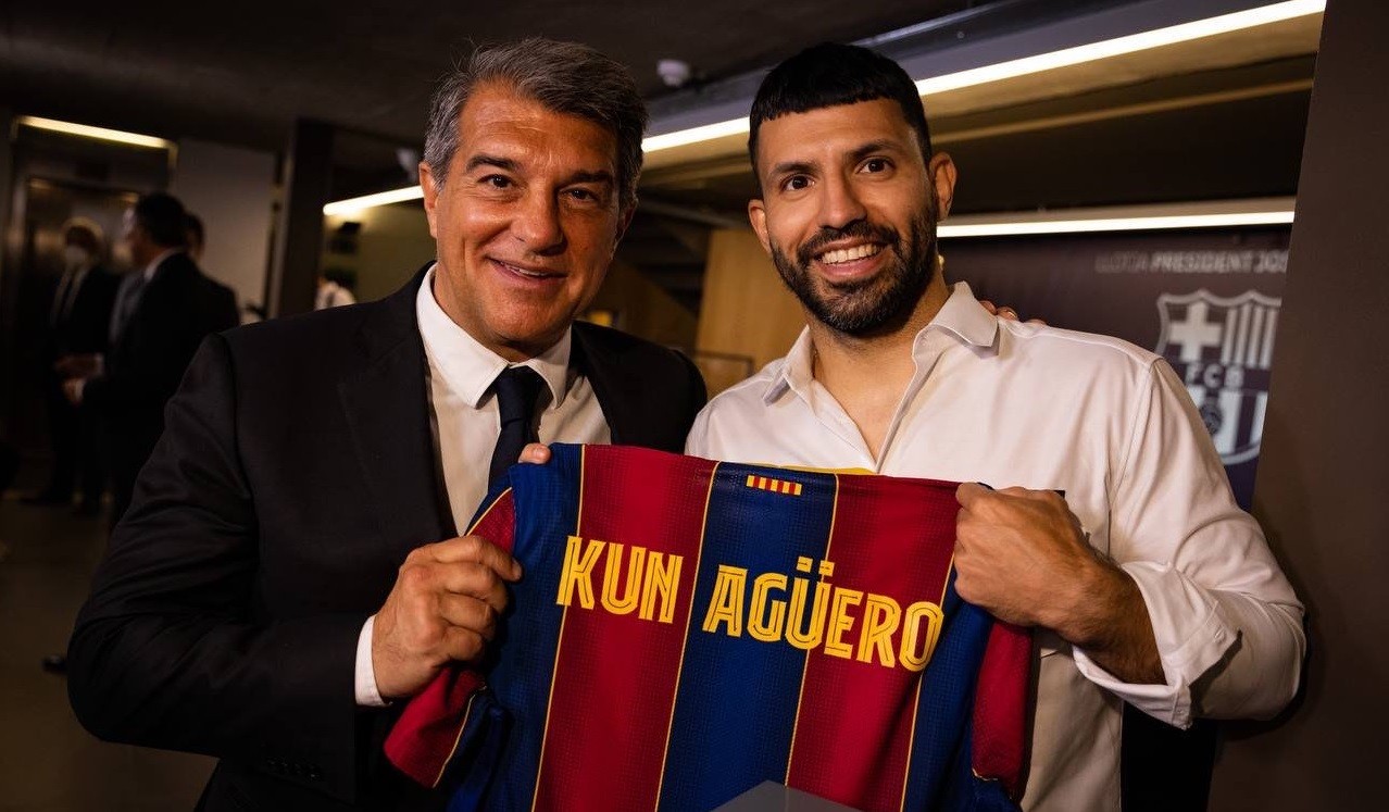 Presiden Barcelona Joan Laporta sesaat setelah melakukan penandatanganan kontrak dengan Sergio Aguero. (Foto: Twitter/@FCBarcelona)