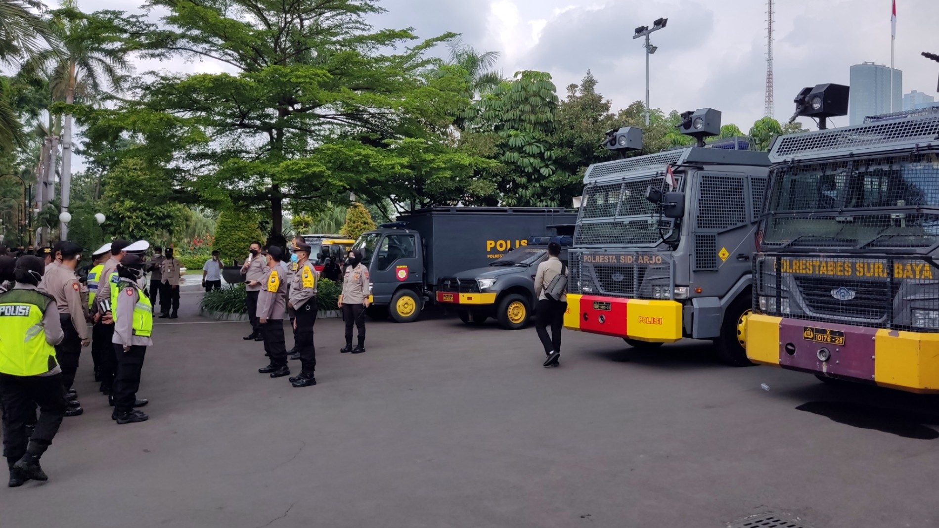 Aparat kepolisian bersiaga di Balai Kota Surabaya, Senin 21 Juni 2021. (Foto: Fariz Yarbo/Ngopibareng.id)