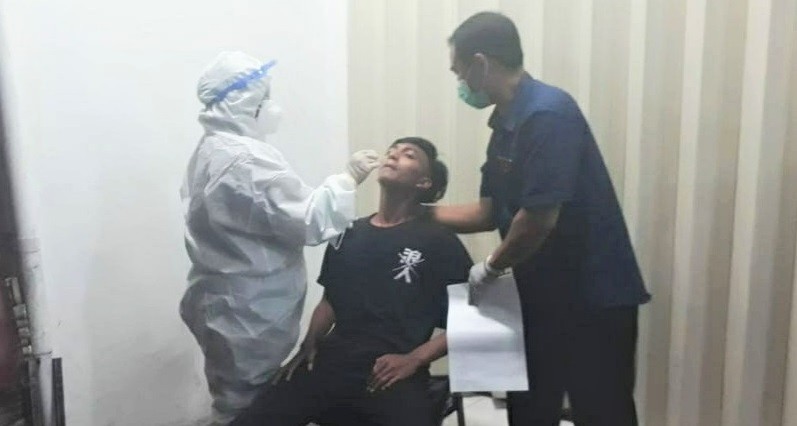 Warga yang terjaring razia masker di Kabupaten Probolinggo dan langsung diswab di lokasi. (Foto: Ikhsan Mahmudi/Ngopibareng.id)