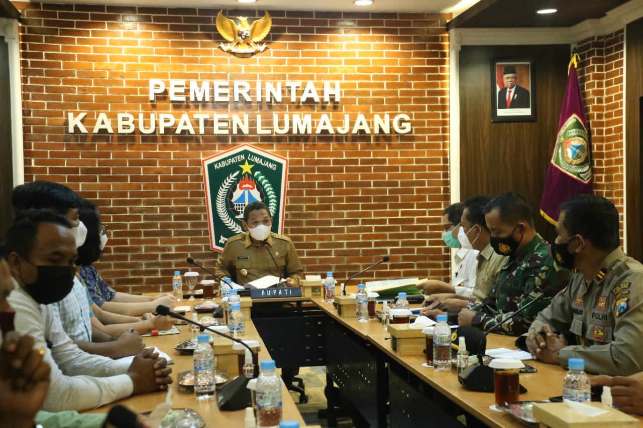 Bupati Lumajang, Thoriqul Haq atau Cak Thoriq saat mendampingi warga bermediasi dengan PT. Kalijeruk Baru di Ruang Mahameru, Kantor Bupati Lumajang, Senin 21 Juni 2021. (Foto: Humas Lumajang)