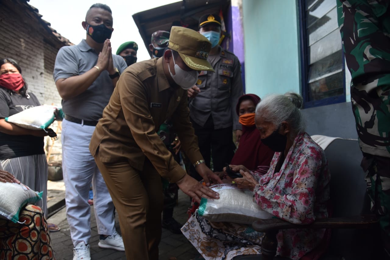 Bupati Lumajang, Thoriqul Haq saat memberikan bansos ke masyarakat (Foto : Humas - KominfoLumajang)